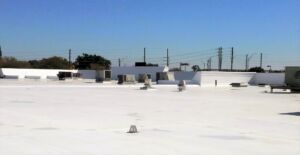 white commercial flat roof in Central Florida installed by the local roofing company; Alan's Roofing.