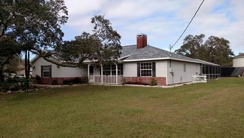 House in Florida with new roof installed by Alan's Roofing