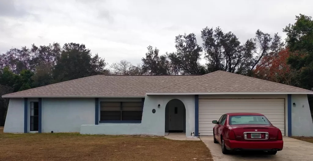 An Orlando area home with a new asphalt shingle roof installed by Alan's Roofing