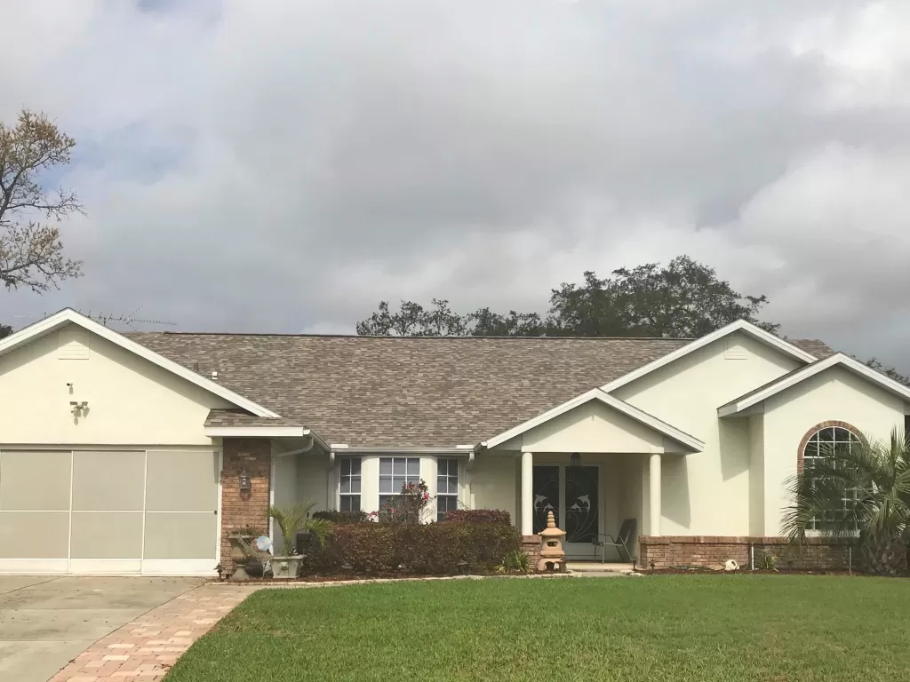 A home near Orlando with a new roof installed by Alan's Roofing