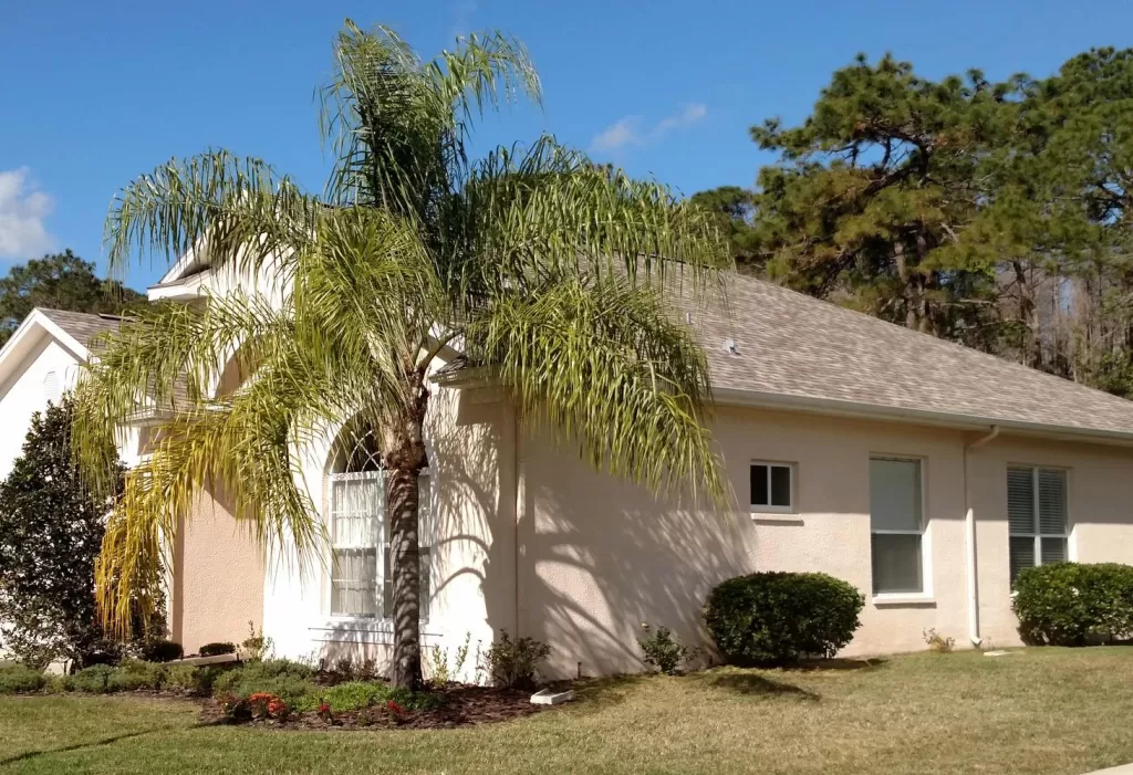 A beautiful florida home with a new roof courtesy of Alan's Roofing